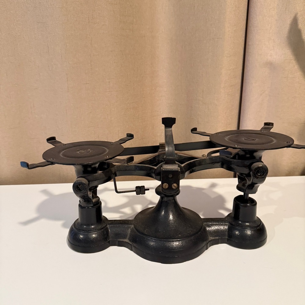 Vintage Cast Iron‎ Apothecary Balance Scale Black Industrial 10 Gram Brass Beam